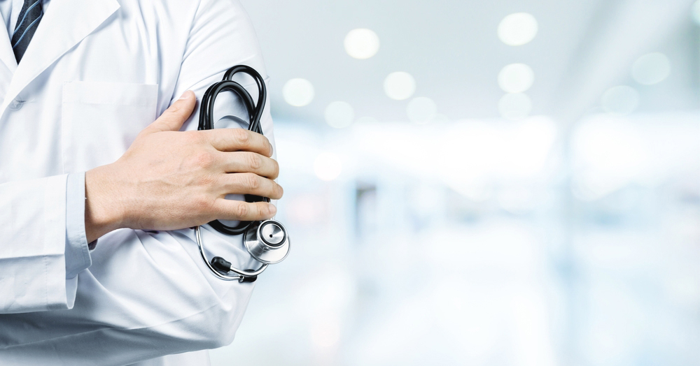 遠隔読影を行う医師